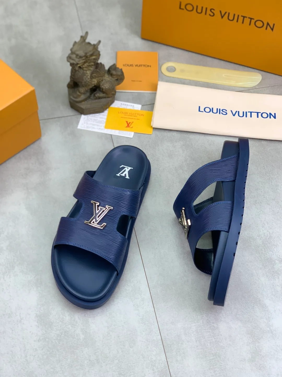 Men's shoes 💰P300💰【New style】🆘 Original quality 【LOUIS VUITTON】The popular Louis Vuitton LV men's slippers on the official website are on sale simultaneously! Original fabric imported from Italy, original factory special supply, code number: 38-44 (45 customized), many colors available